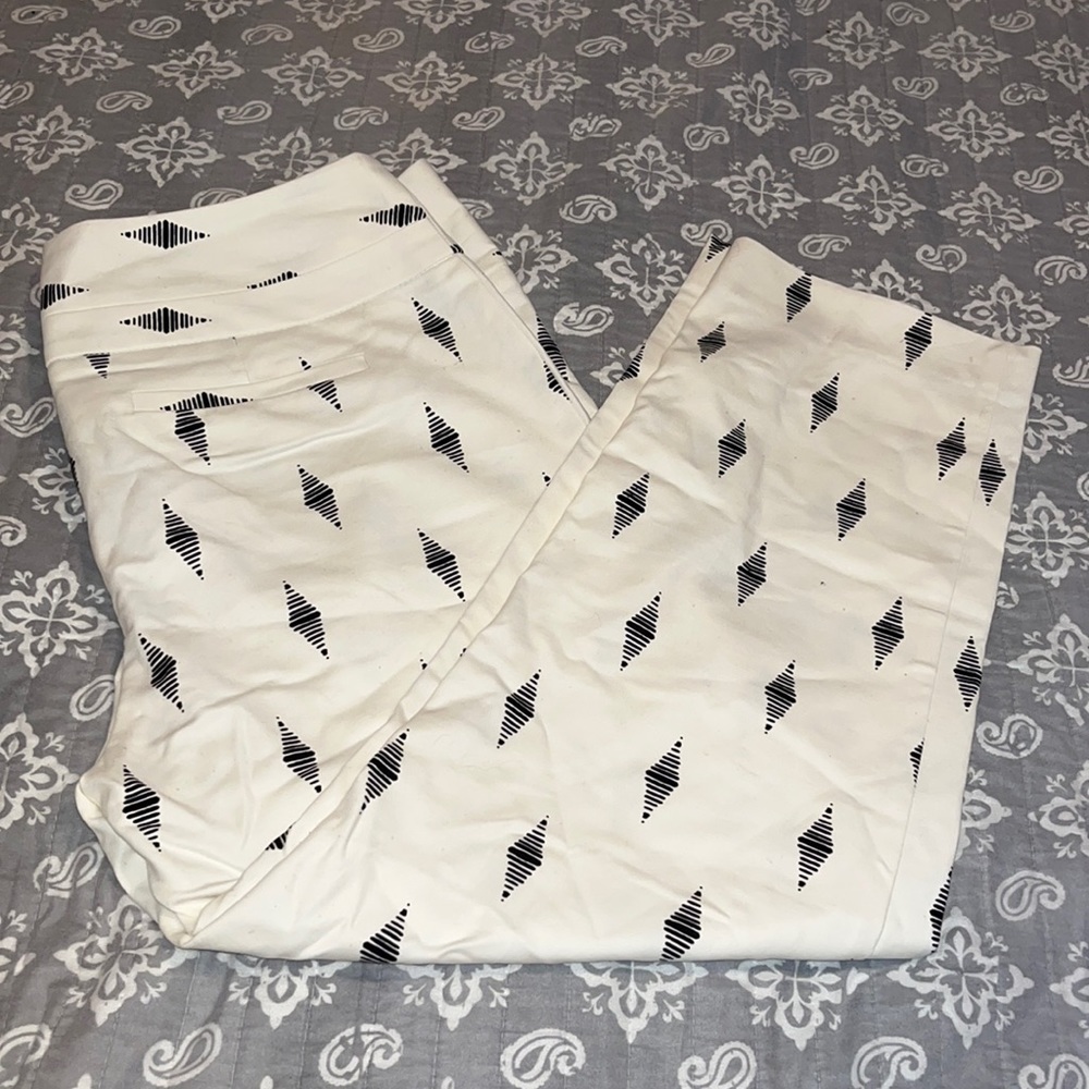 White and black capri apt 9